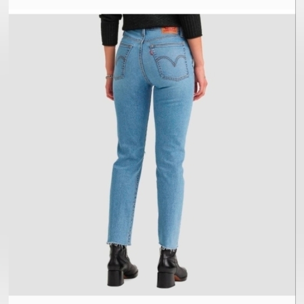 Levi's Women's Wedgie High-Rise Snug Through The Hip And Thigh Straight Leg Jean - Picture 3 of 8